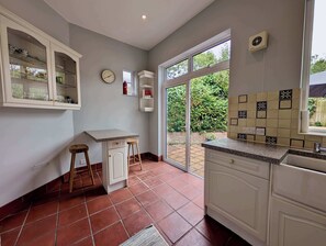 Interior - Charming Two-Bedroom House in London (Greater London)