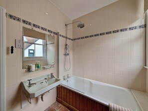 Douche, sèche-cheveux, serviettes fournies, shampoing