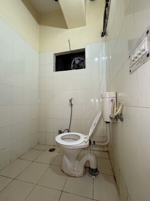 Deluxe Room | Bathroom | Shower, towels, soap, shampoo - Hotel Utsav (Jaipur)