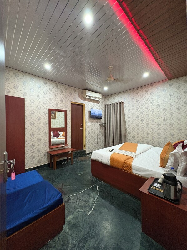 Superior Room | Rollaway beds, free WiFi, bed sheets - Hotel Utsav (Jaipur)