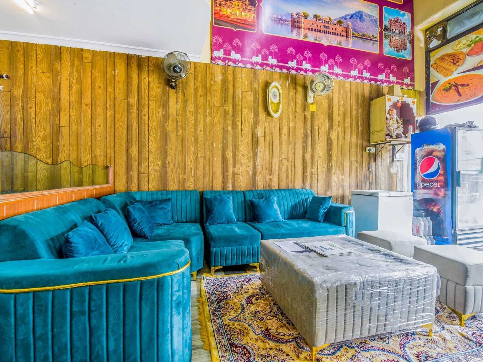 تلفزيون إل سي دي بحجم 32-بوصة يعرض قنوات تلفزيونية باشتراك مدفوع