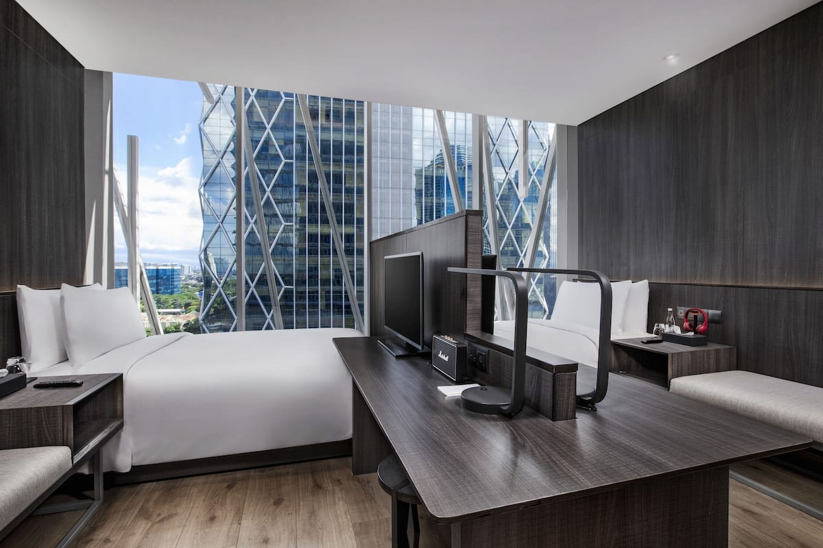 Habitación Deluxe con 2 camas individuales, vista a la ciudad | Caja de seguridad en la habitación y escritorio