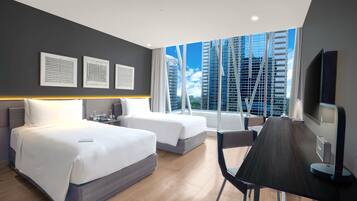 غرفة ديلوكس بسريرين منفصلين - منظر للمدينة | خزنة داخل الغرفة ومكتب ومساحة عمل للكمبيوتر المحمول وستائر تعتيم