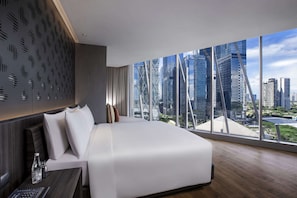 Habitación doble Premium, vista a la ciudad | Caja de seguridad en la habitación y escritorio