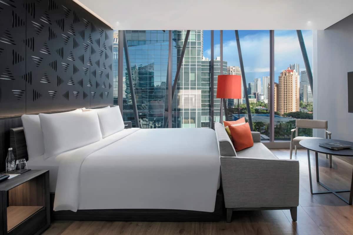 Habitación doble Deluxe, vista a la ciudad | Caja de seguridad en la habitación y escritorio
