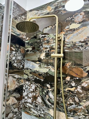 Bruser, hårtørrer, bidet, håndklæder