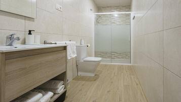 Shower, hair dryer, towels