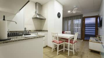 Kjøleskap, mikrobølgeovn, kokeplater og kaffetrakter/tekoker