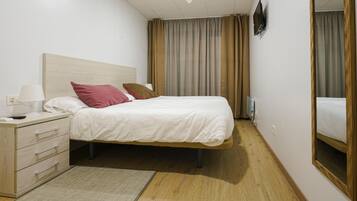 1 slaapkamer, een strijkplank/strijkijzer, wifi, beddengoed