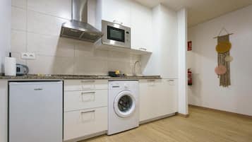 Réfrigérateur, micro-ondes, plaque de cuisson, cafetiÚre/bouilloire