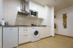 Refrigerador, microondas, placa de cocina, cafetera/tetera