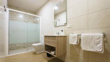 Een douche, een haardroger, handdoeken