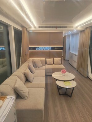 Junior Suite, 1 King Bed, Park View | Premium bedding, bed sheets - Makamaya (Al Baha)