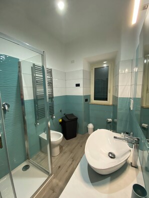 Dusche, Haartrockner, Bidet, Handtücher