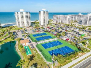 Tennis court - Oceanfront Views Balcony Sunsets (Fort Myers Beach)
