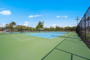 Tennis court - Loggerhead Cay 302 w Bikes Pool on Beach (Sanibel)
