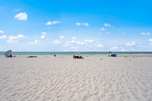 Loggerhead Cay 302 w Bikes Pool on Beach