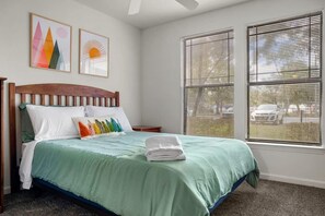 4 bedrooms, iron/ironing board, WiFi, bed sheets - Elegant retreat w/ pool & gym near USF (Lutz)