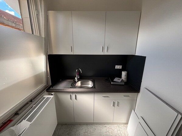 Refrigerador, placa de cocina, tetera/pava eléctrica