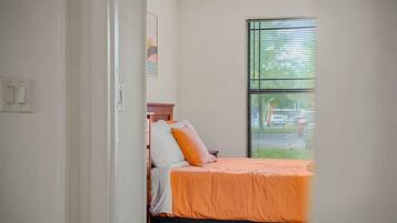4 bedrooms, iron/ironing board, WiFi, bed sheets