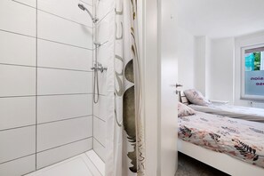 Shower, towels - Room '3' with Shared Terrace and Wi-Fi (Albstadt)