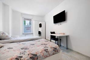 1 bedroom, WiFi, bed sheets - Room '3' with Shared Terrace and Wi-Fi (Albstadt)