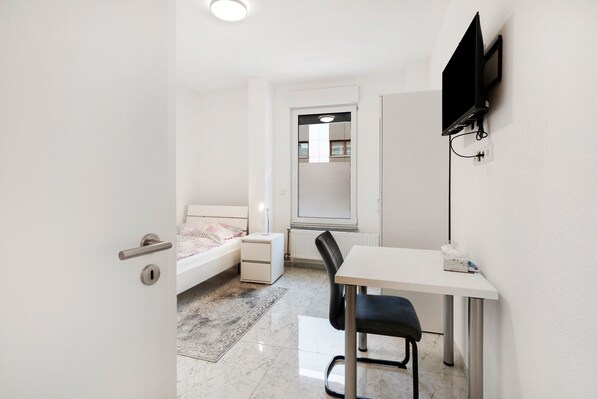 1 bedroom, WiFi, bed sheets - Room '5' with Shared Terrace and Wi-Fi (Albstadt)