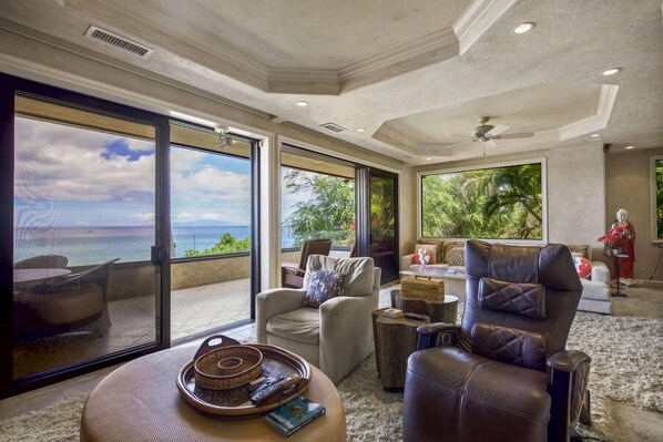 Smart TV, DVD player, books, stereo - Fantastic Location - Beautiful Beach Front Condo -Makena Surf # B-207 (Makena, Maui)