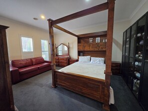5 bedrooms, iron/ironing board, WiFi, bed sheets