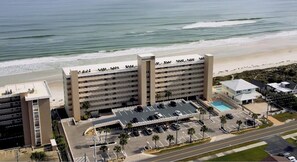 A 2-bed 2-bath oceanfront condominium with a 3-night minimum stay, featuring a parking lot and a pool. - 402 Southpoint in Ponce Inlet, FL (Ponce Inlet)