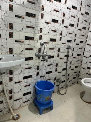 Regadera, amenidades de baño gratuitas, toallas, jabón 