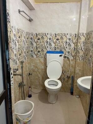 Ducha, artículos de tocador gratuitos, toallas, jabón