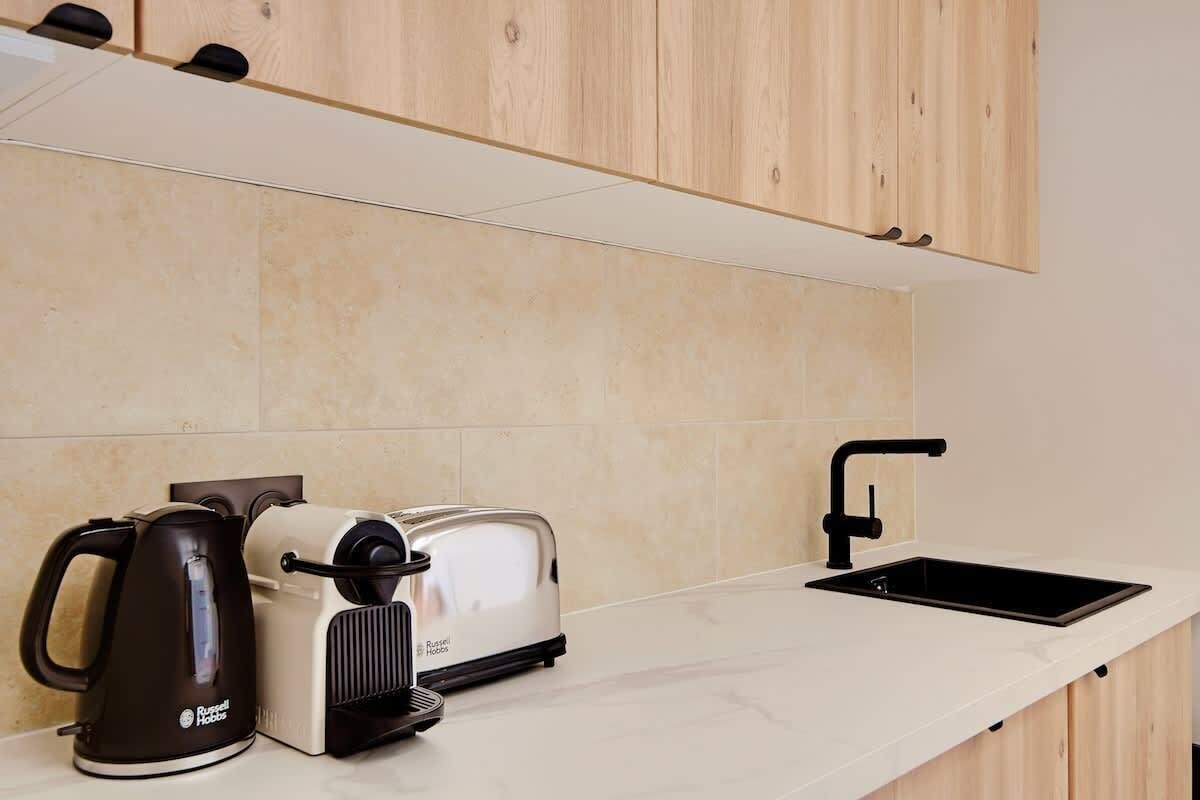 Réfrigérateur, micro-ondes, plaque de cuisson, lave-vaisselle