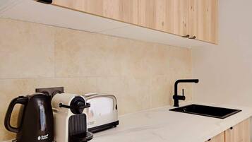 Réfrigérateur, micro-ondes, plaque de cuisson, lave-vaisselle