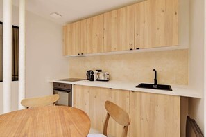 Fridge, microwave, stovetop, dishwasher