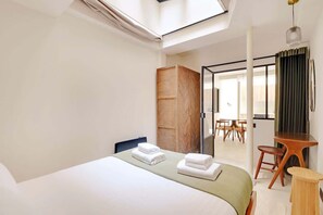 2 عدّة غرف نوم ومكواة/لوح كي وسرير سفر وواي فاي