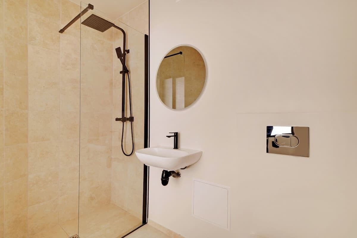 Douche, sèche-cheveux