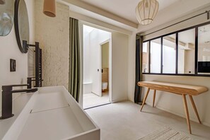 Shower, hair dryer, toilet paper