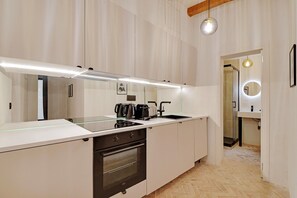 Fridge, microwave, stovetop, dishwasher