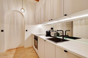 Fridge, microwave, stovetop, dishwasher