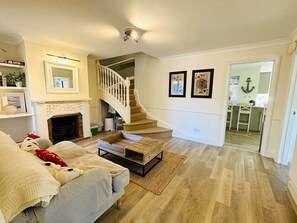 Televisión y chimenea 