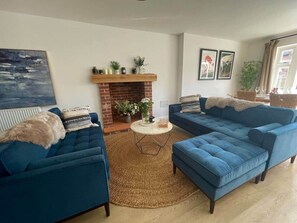 TV - Beautiful contemporary property in Holt. (Holt)