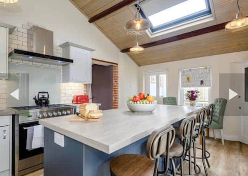 West Cottage. Central, spacious, 2 mins to beach.