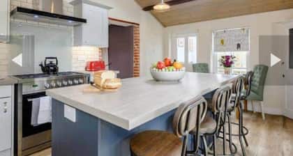 West Cottage. Central, spacious, 2 mins to beach.