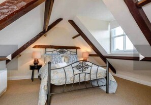 5 bedrooms, desk, iron/ironing board, WiFi - West Cottage. Central, spacious, 2 mins to beach. (Cromer)