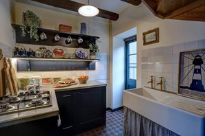Refrigerador, microondas, horno, silla alta para bebés
