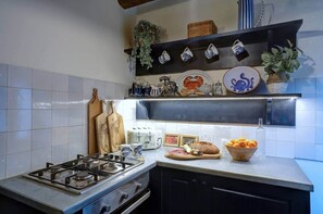 Refrigerador, microondas, horno, silla alta para bebés