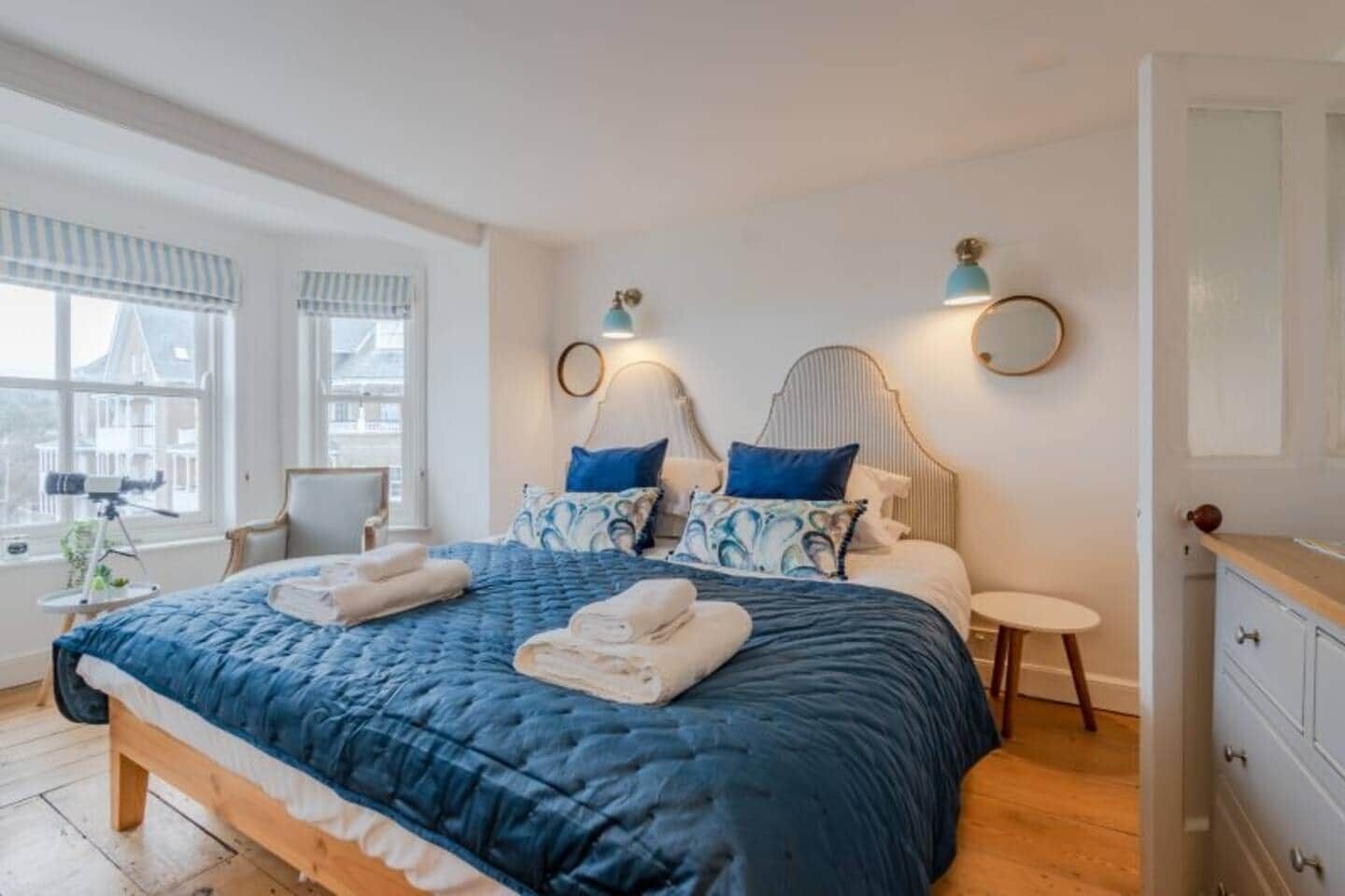 4 bedrooms, iron/ironing board, WiFi, bed sheets