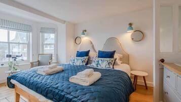 4 bedrooms, iron/ironing board, WiFi, bed sheets