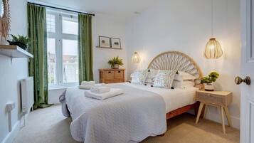 6 bedrooms, desk, iron/ironing board, free WiFi